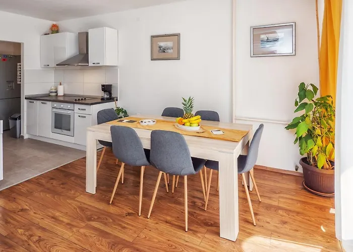 Neda Apartment Split